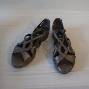 NWT Womens Klik "Avi" Pewter Metallic Silver Strappy Sandals Sz 6 *